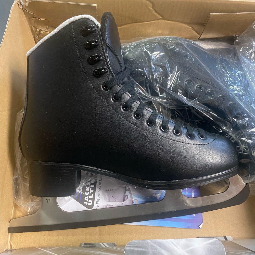JACKSON Black Athletic Ice Skates